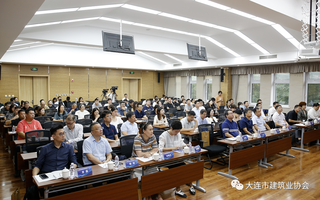 在最后的“建工企業(yè)法律實(shí)務(wù)問(wèn)題”圓桌討論環(huán)節(jié)，大連市建筑業(yè)協(xié)會(huì)葉林秘書長(zhǎng)、大連市建設(shè)工程集團(tuán)有限公司法務(wù)部王智鵬部長(zhǎng)、建緯鄭州辦公室栗魁主任、建緯天津辦公室梁素娟律師、建偉大連辦公室黨支部書記張少澤參加討論。討論過(guò)程中，嘉賓們妙語(yǔ)連珠，場(chǎng)下提問(wèn)踴躍，現(xiàn)場(chǎng)掌聲不斷，再一次將論壇氣氛推向高潮。        論壇在與會(huì)人員的熱烈掌聲中圓滿落下帷幕，此次論壇展示了較高的學(xué)術(shù)水平和實(shí)務(wù)價(jià)值，獲得了線上線下參會(huì)嘉賓的高度評(píng)價(jià)，大家紛紛表示收獲頗豐、受益匪淺。大連市建筑業(yè)協(xié)會(huì)將繼續(xù)組織舉辦各類專業(yè)交流與研討活動(dòng)，為會(huì)員企業(yè)提供更多高質(zhì)高效的學(xué)習(xí)機(jī)會(huì)！